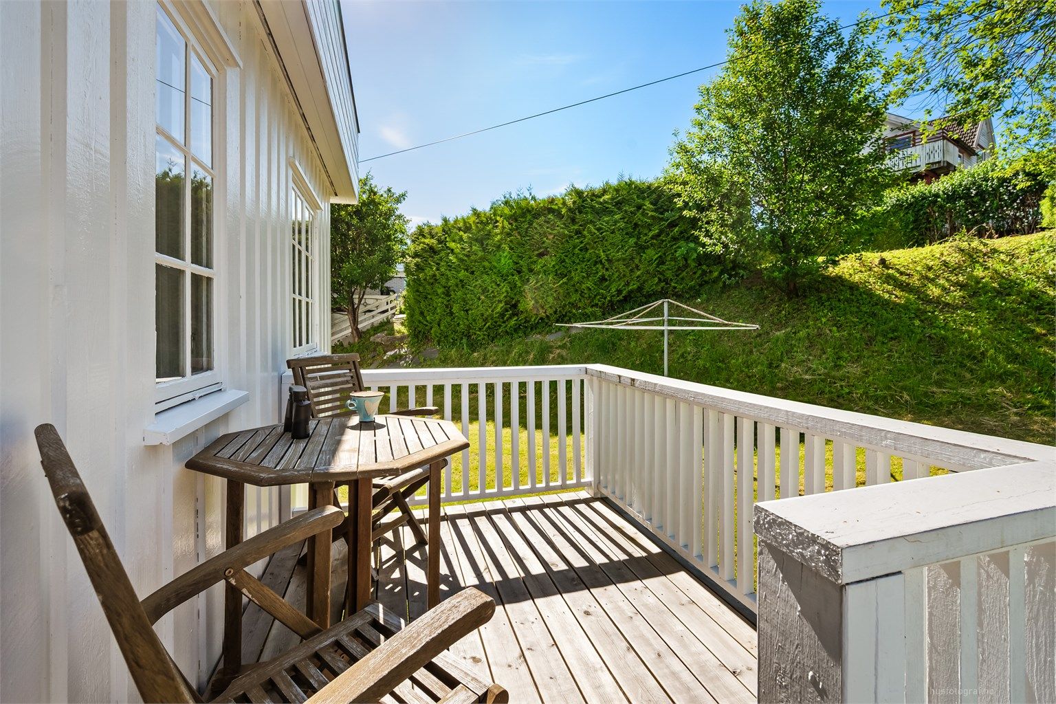 Terrasse i tilknytning til kjøkkenet (ikke byggemeldt).