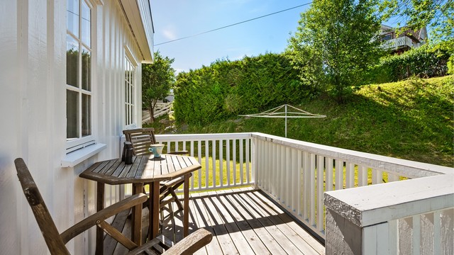 Terrasse i tilknytning til kjøkkenet (ikke byggemeldt).
