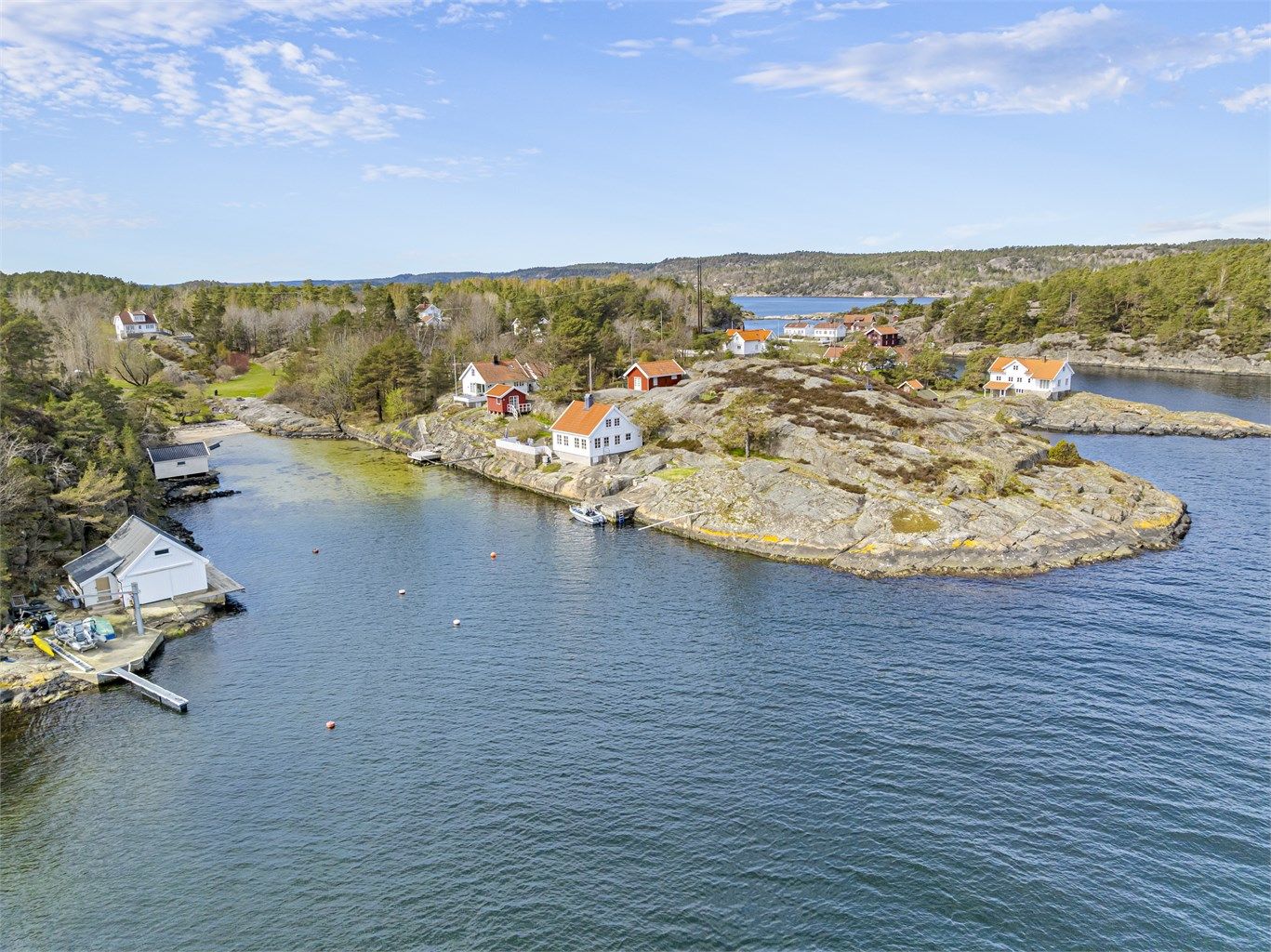 Stor tomt på hele 3,5 mål- her har man private omgivelser og fri utsikt!