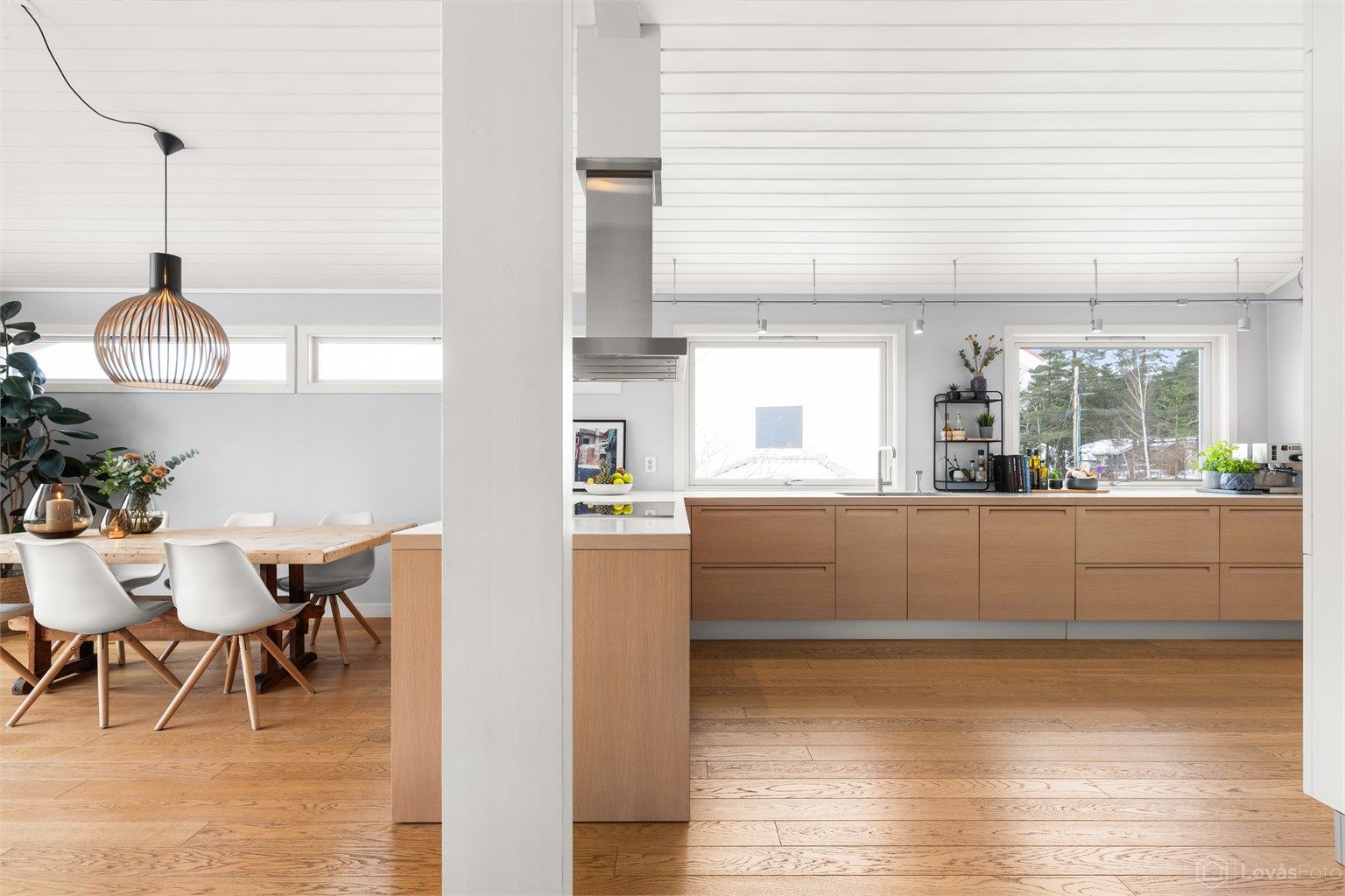 Kjøkkenet har en stilren innredning fra italienske Poliform Varenna, levert av Expo Nova.