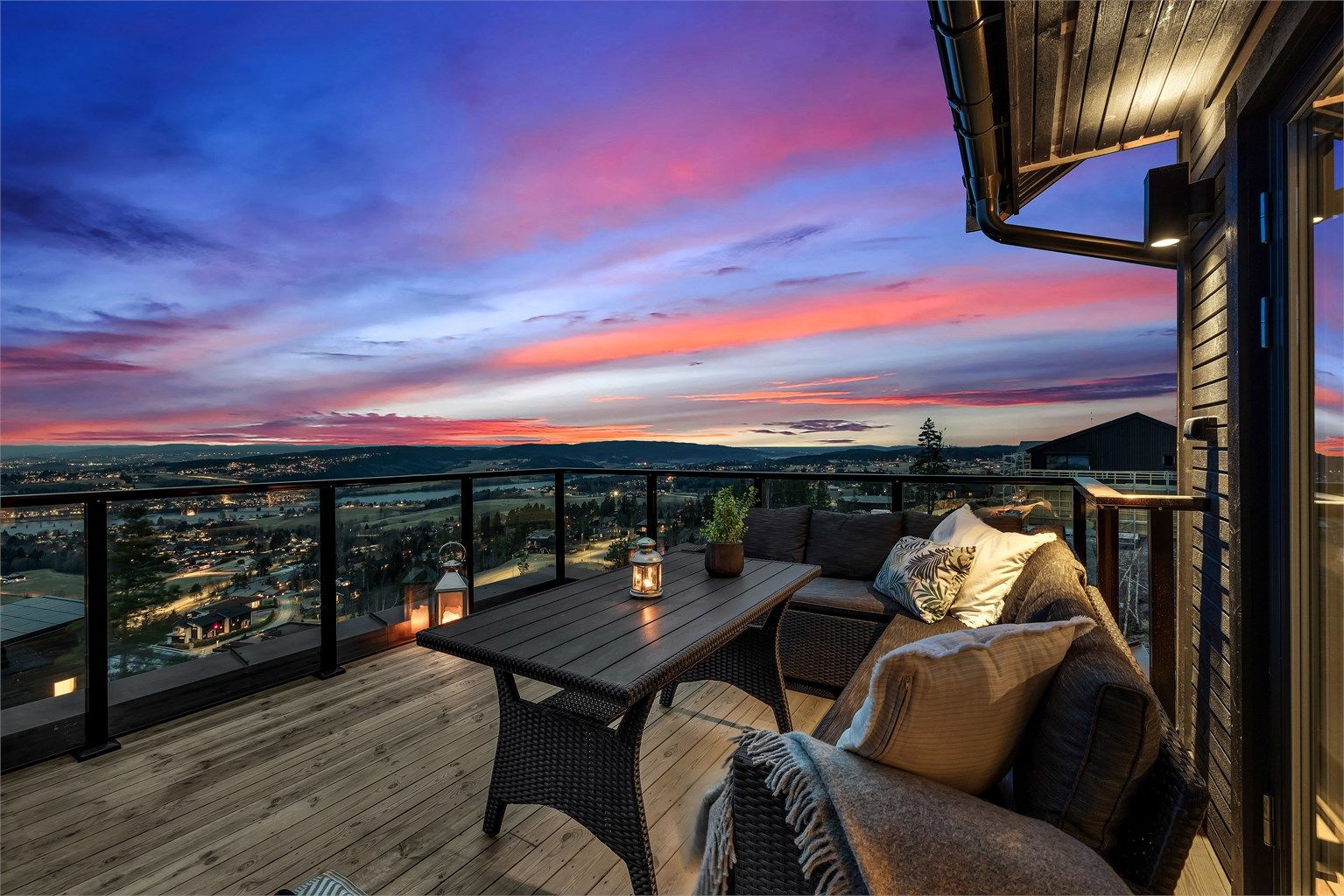 Halvpart tomannsbolig med takterrasse og mektige sol- og utsiktsforhold.