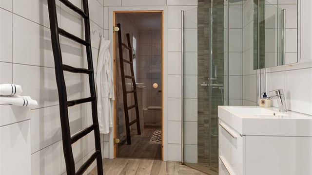 Det er også en badstue i tilknytning til badet i 1.etg