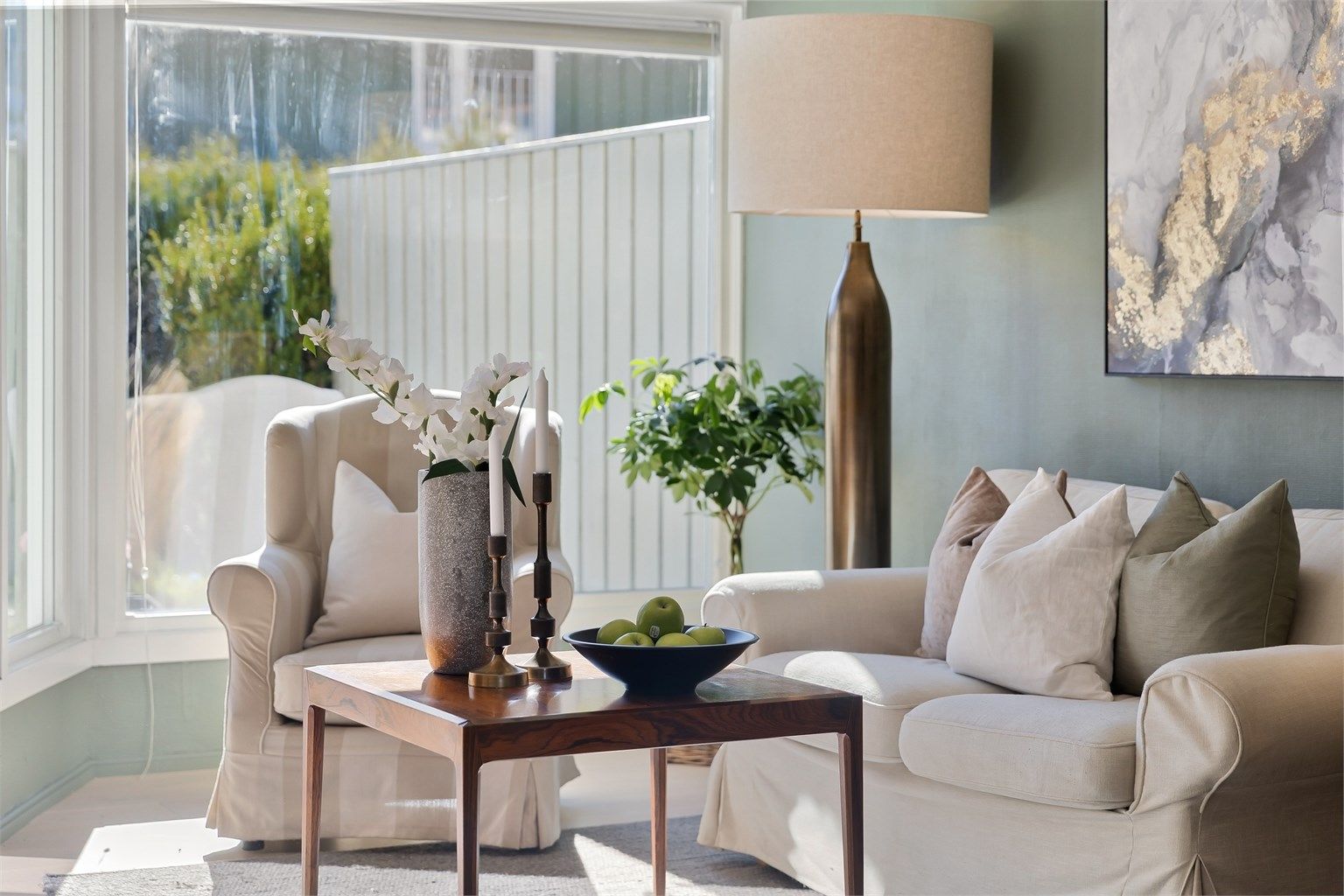 Detalj fra stuen som viser de rolige og behagelige fargevalgene.