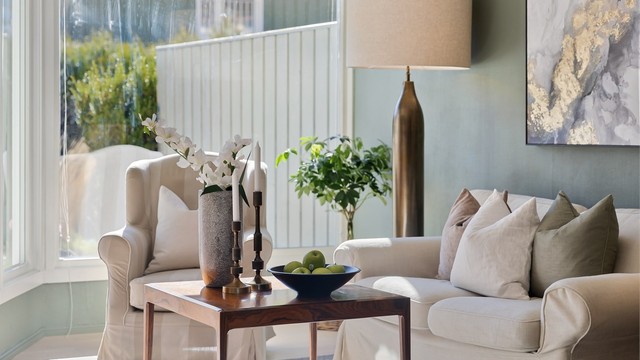 Detalj fra stuen som viser de rolige og behagelige fargevalgene.