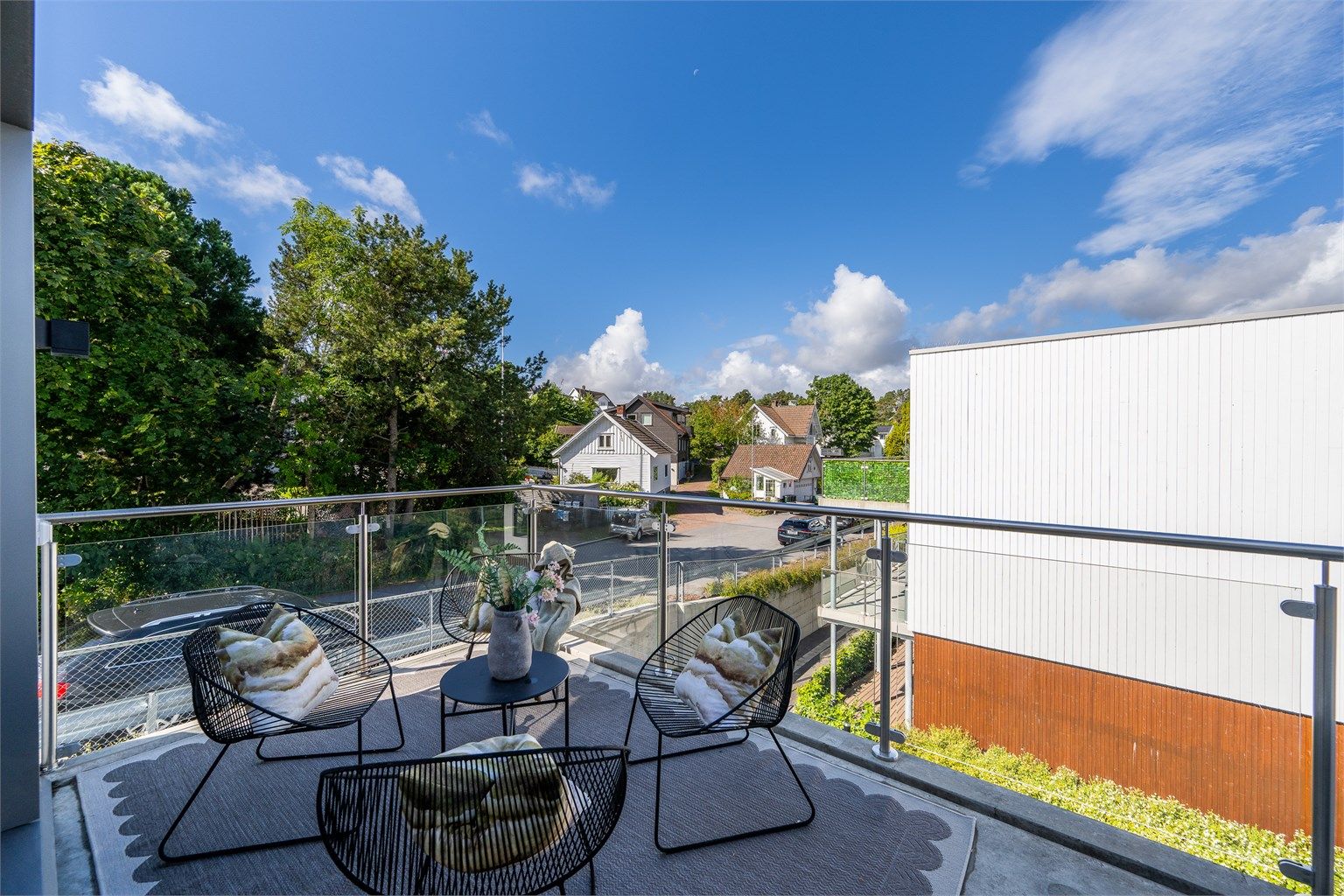 Fra stuen er det utgang til en sørvestvendt balkong på 9 m² med plass til en hyggelig sittegruppe.