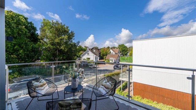 Fra stuen er det utgang til en sørvestvendt balkong på 9 m² med plass til en hyggelig sittegruppe.