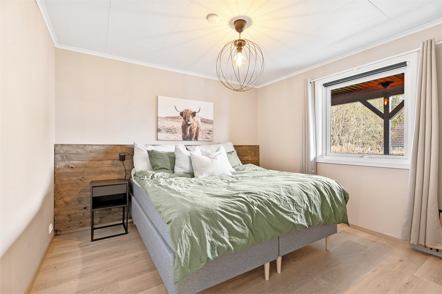 Hovedsoverommet er av god størrelse med plass til dobbeltseng og tilhørende møblement. 