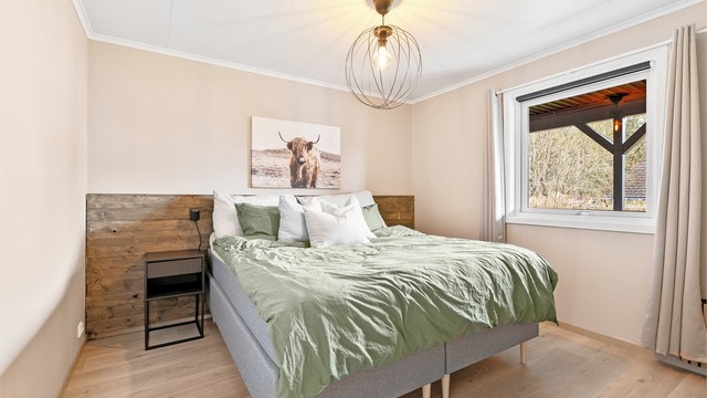 Hovedsoverommet er av god størrelse med plass til dobbeltseng og tilhørende møblement.