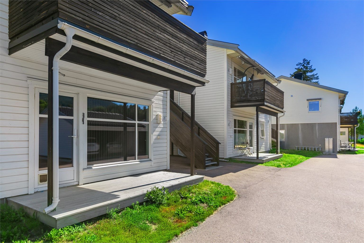 Lettstelt leilighet fra 2017 med egen platting og parkering i carport.
Foto: Zovenifra.no