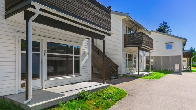 Lettstelt leilighet fra 2017 med egen platting og parkering i carport.
Foto: Zovenifra.no