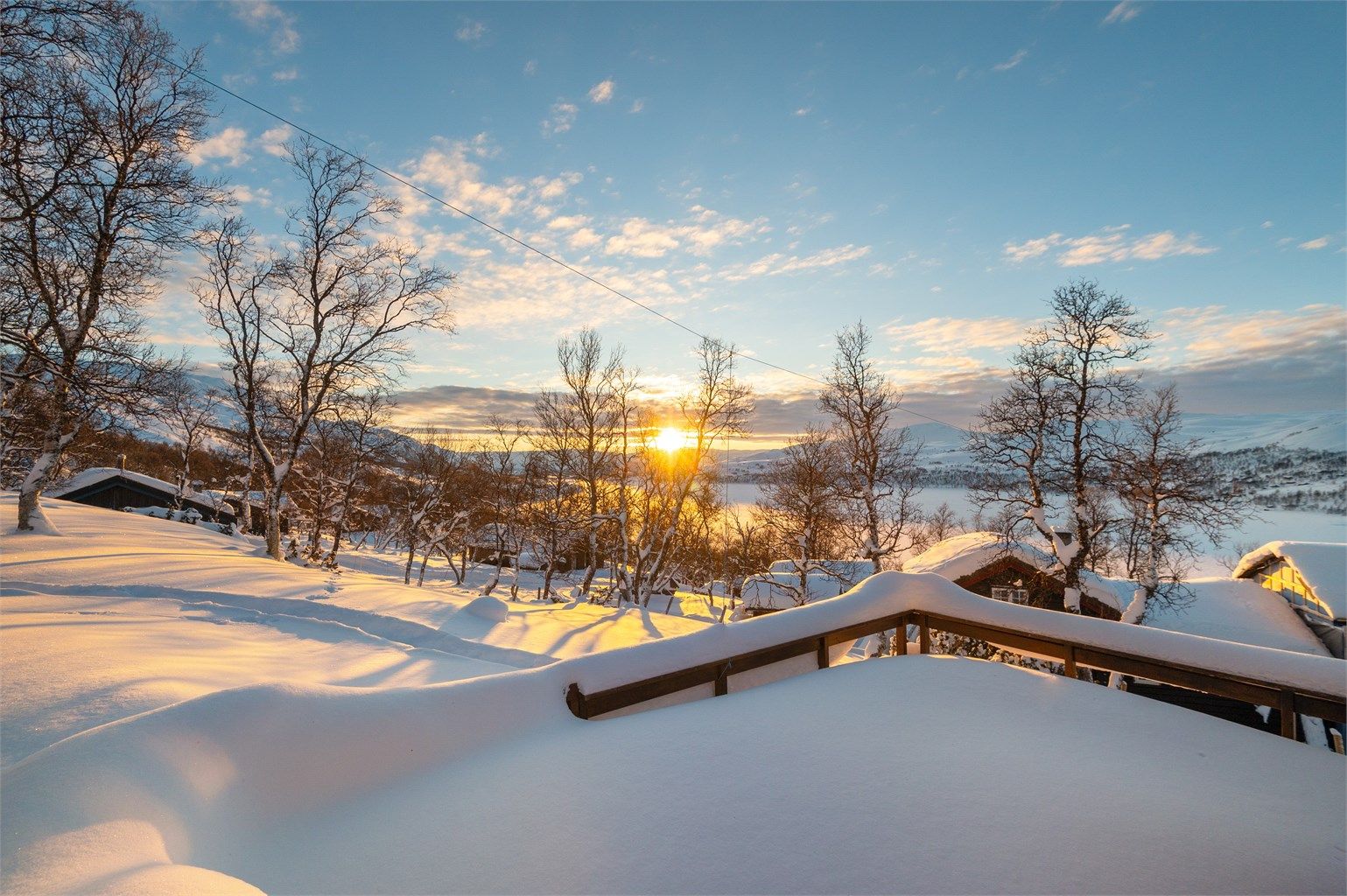 Også denne hytta har en stor veranda med svært gode sol- og utsiktsforhold. 