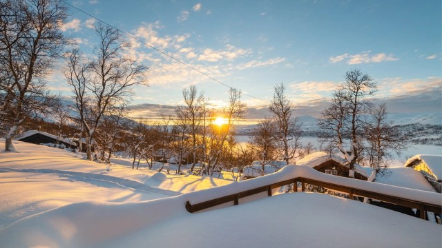 Også denne hytta har en stor veranda med svært gode sol- og utsiktsforhold.