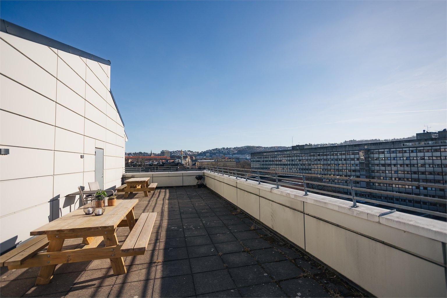 Her har sameiet nylig satt opp sittebenker og ny belysning