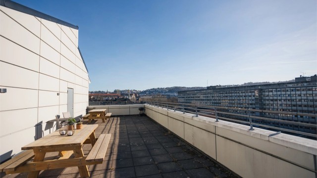 Her har sameiet nylig satt opp sittebenker og ny belysning