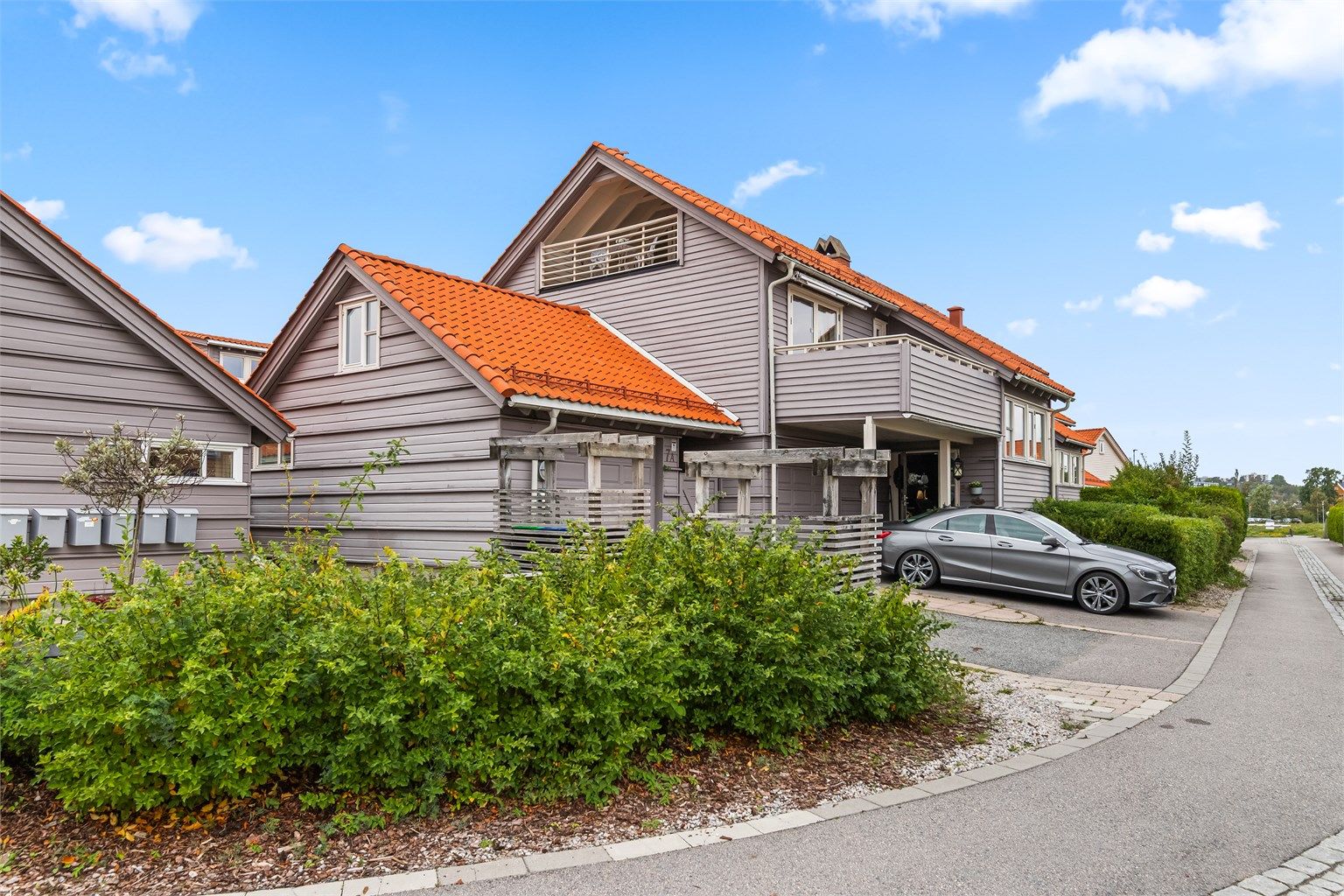 Gode parkerings muligheter med garasje samt gårdsplass som det kan parkeres to biler på