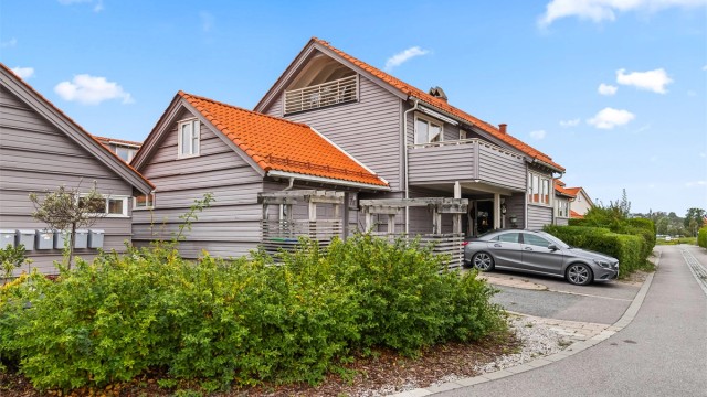 Gode parkerings muligheter med garasje samt gårdsplass som det kan parkeres to biler på