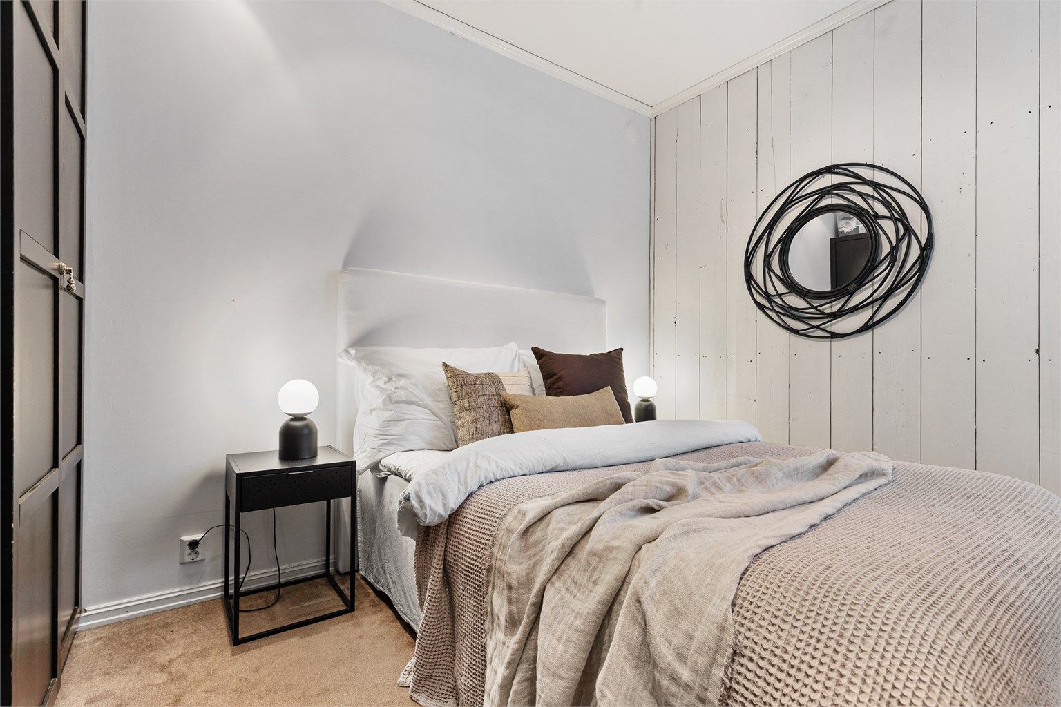 Soverommet har plass til seng med nattbord på hver side, samt garderobeskap.