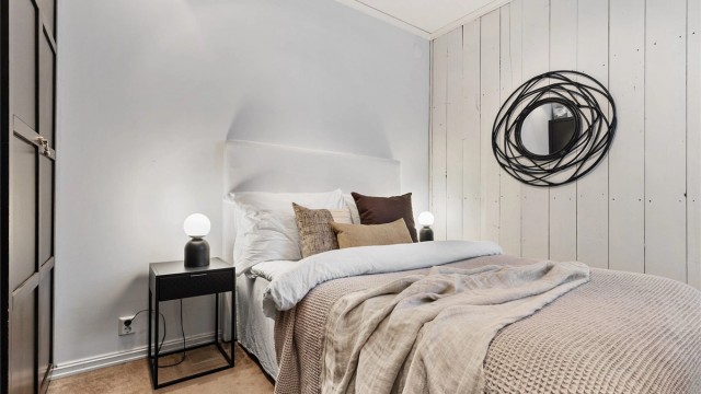 Soverommet har plass til seng med nattbord på hver side, samt garderobeskap.