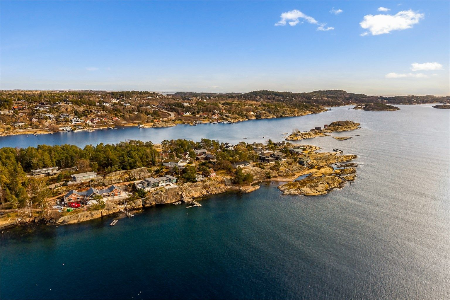Velkommen til Tangenodden 15 - og en sjelden mulighet. Umiddelbar nærhet til vakre turområder og flere flotte badeplasser med sandstrand. Dette er et av Sandefjords mest attraktive områder langs Sandefjordsfjorden.