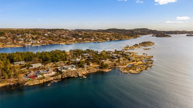 Velkommen til Tangenodden 15 - og en sjelden mulighet. Umiddelbar nærhet til vakre turområder og flere flotte badeplasser med sandstrand. Dette er et av Sandefjords mest attraktive områder langs Sandefjordsfjorden.