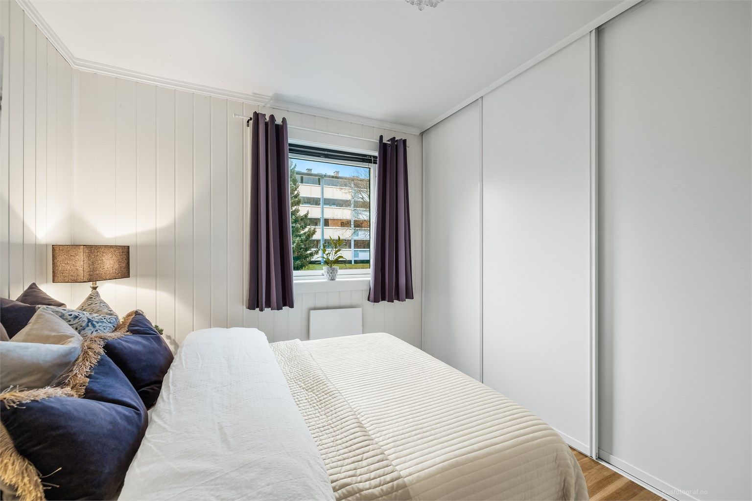 Hovedsoverommet er av god størrelse med skyvedørsgarderobe