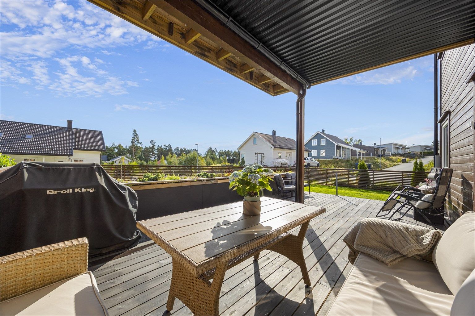 Boligen har en delvis overbygd terrasse og stort plenareal. 
