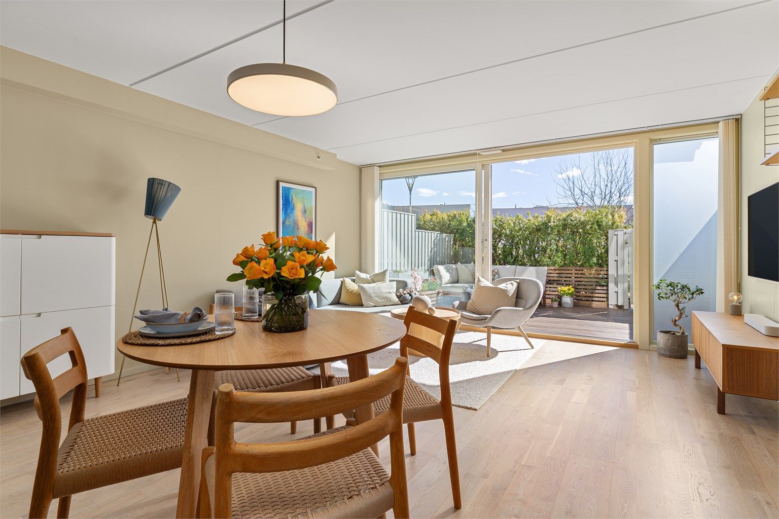 Ønsker du en bolig med rekkehusfølelse rett ved inngangen til marka? 