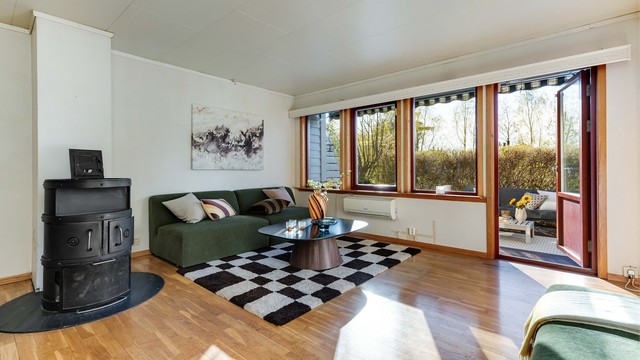Vedovn i rommet. Utgang til solrik terrasse/hage fra stuen.