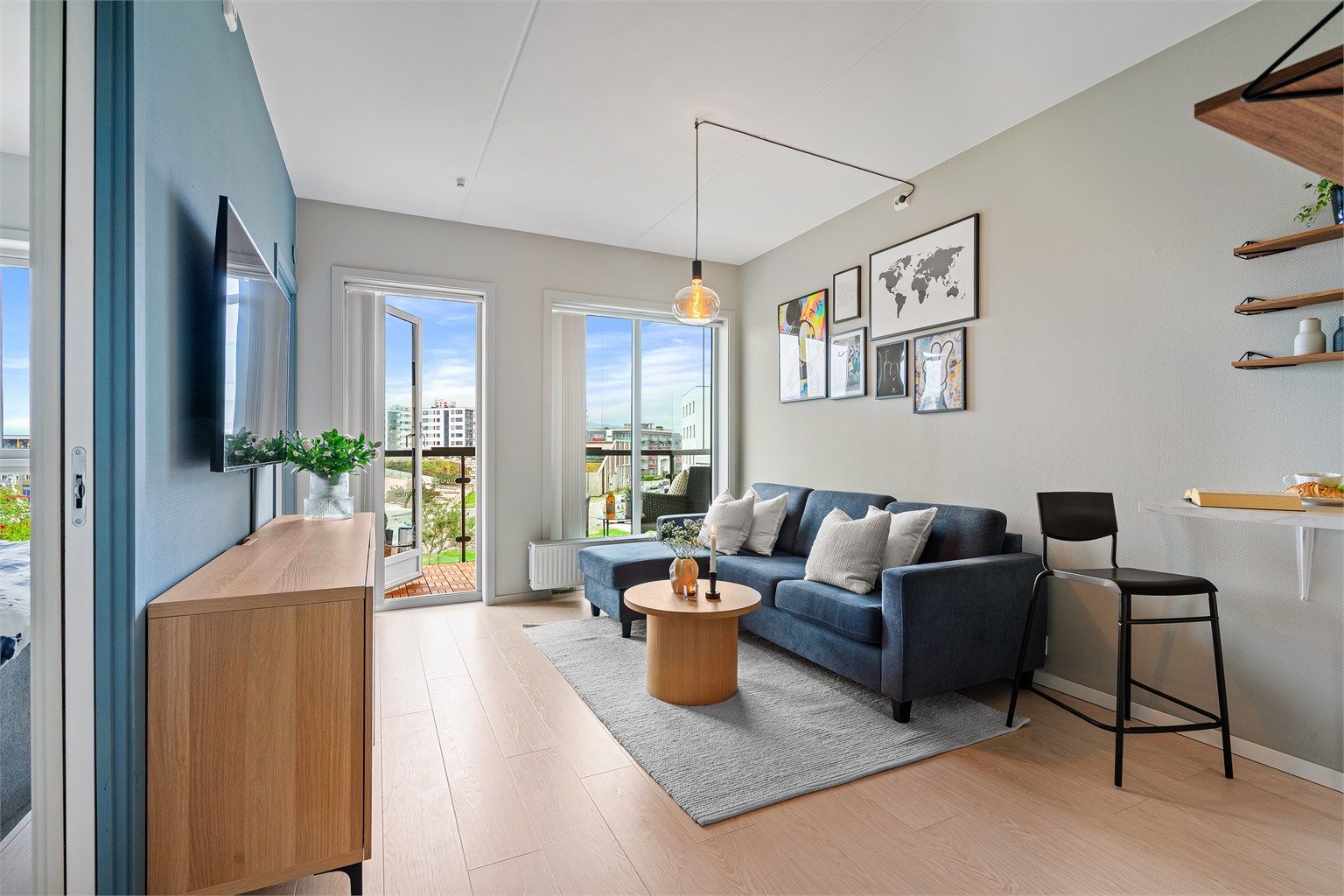 Siriskjeret 2, er en fin og lettstelt selveierleilighet med gjennomgående god standard, vinduer fra tak til gulv og moderne og fint design. 