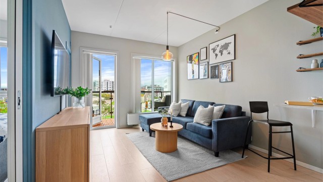 Siriskjeret 2, er en fin og lettstelt selveierleilighet med gjennomgående god standard, vinduer fra tak til gulv og moderne og fint design.