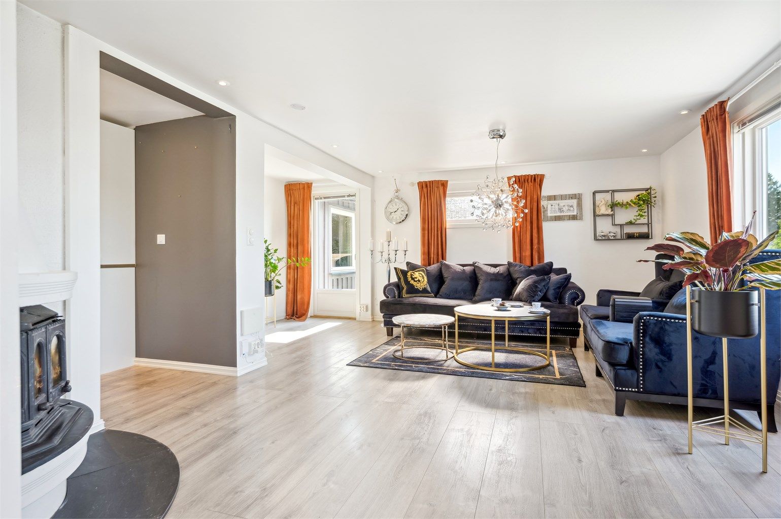 Fra stuen er det adkomst ut til terrassen.