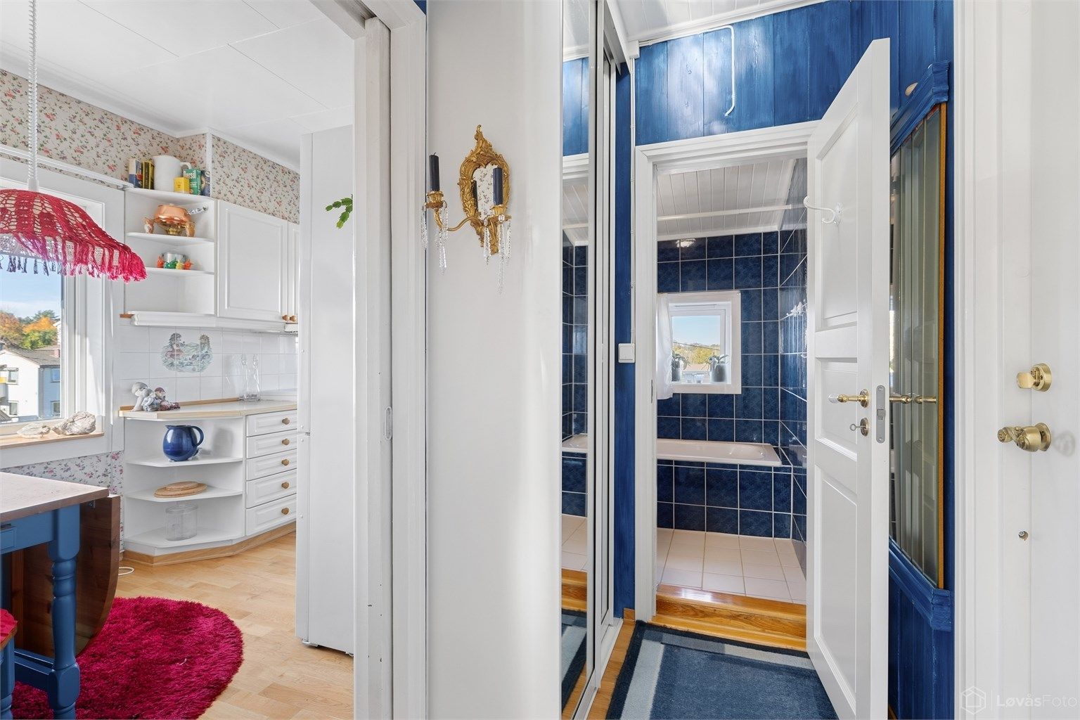 Entréen har skyvedørsgarderobe med speilfronter og adkomst til de ulike rommene.