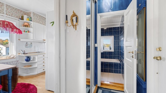 Entréen har skyvedørsgarderobe med speilfronter og adkomst til de ulike rommene.