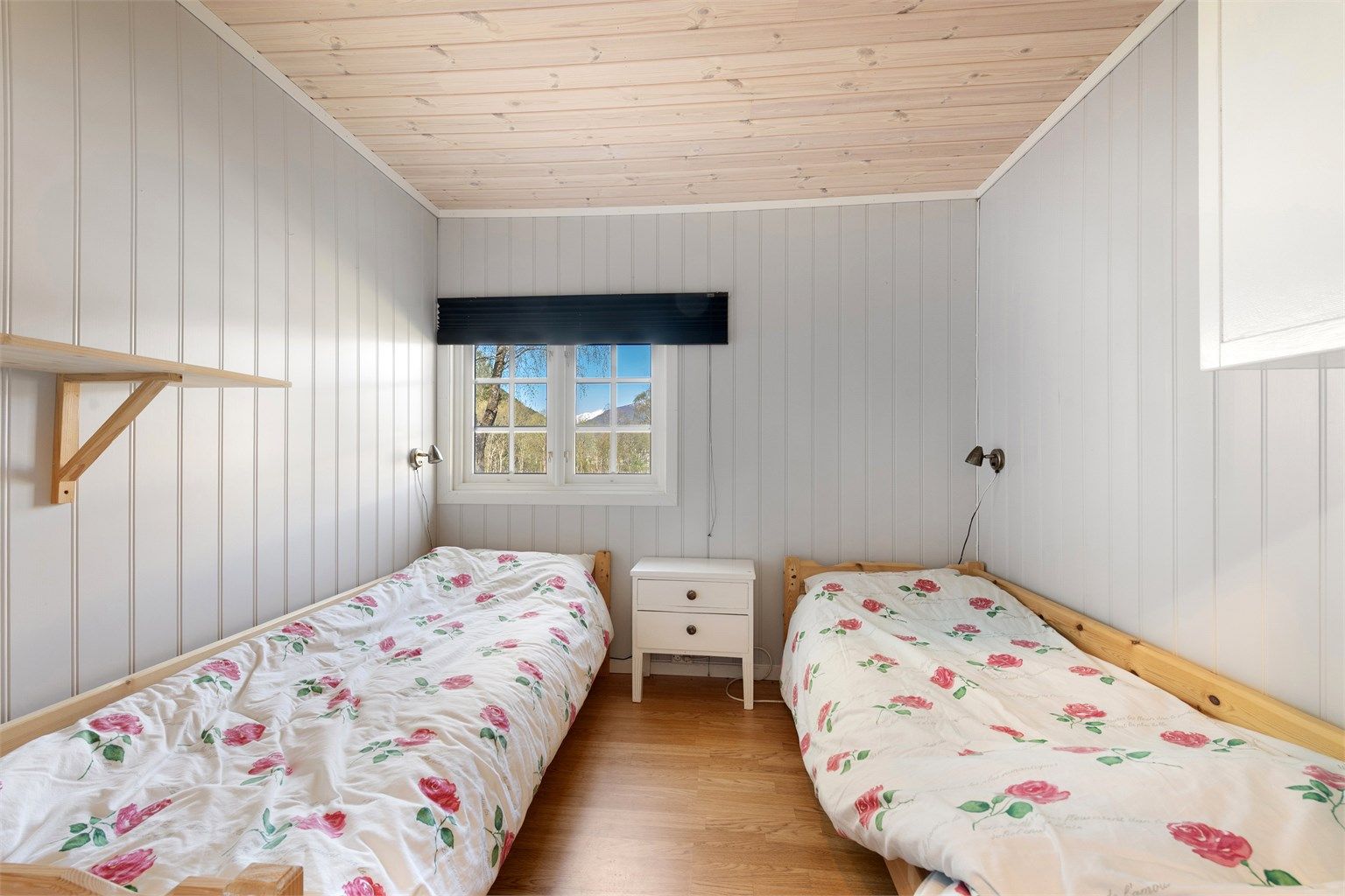 Stabburet har to soverom i første etasje, i tillegg til soveplasser på loftet.