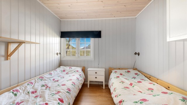 Stabburet har to soverom i første etasje, i tillegg til soveplasser på loftet.
