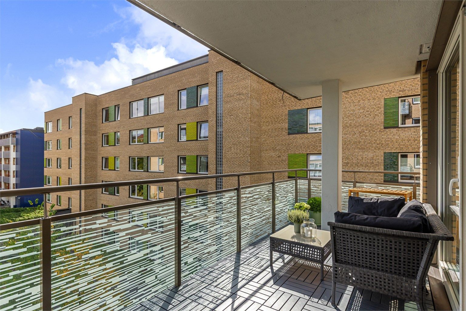 Leiligheten ligger godt tilbaketrukket fra vei, men samtidig veldig sentral med gangavstand til alt man trenger i hverdagen