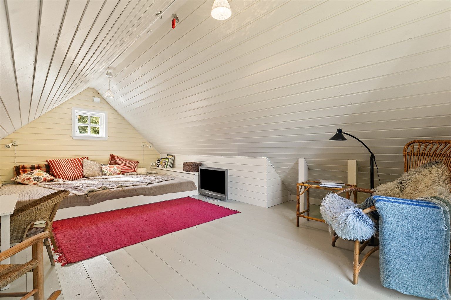 Hems innredet som soverom stort rom med god plass. 