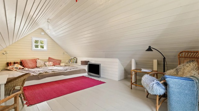 Hems innredet som soverom stort rom med god plass.