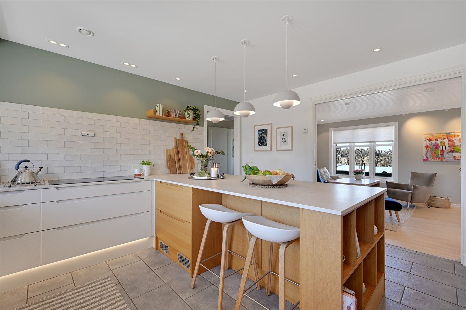 Fra kjøkkenet er det en åpen og sosial forbindelse til stuen.