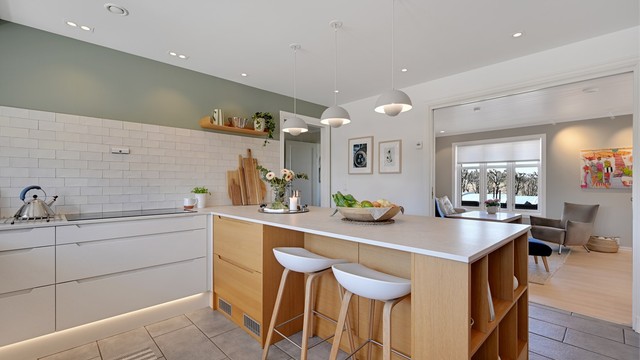 Fra kjøkkenet er det en åpen og sosial forbindelse til stuen.