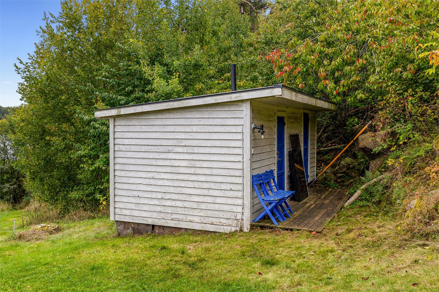 Uthuset ligger utenfor tomten, men det er tinglyst rett til bruk av dette. Det inneholder bod og do.