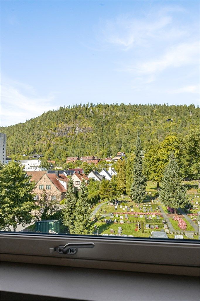 Fra soverommet er det utsyn mot rolige og grønne omgivelser.