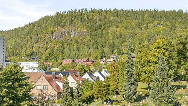 Fra soverommet er det utsyn mot rolige og grønne omgivelser.