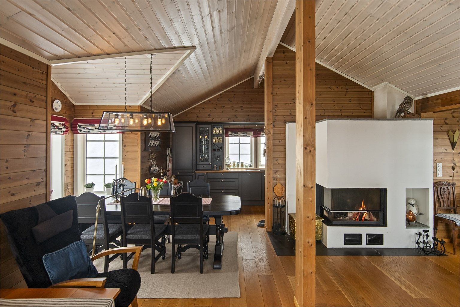 Nydelig peisovn med stort glass