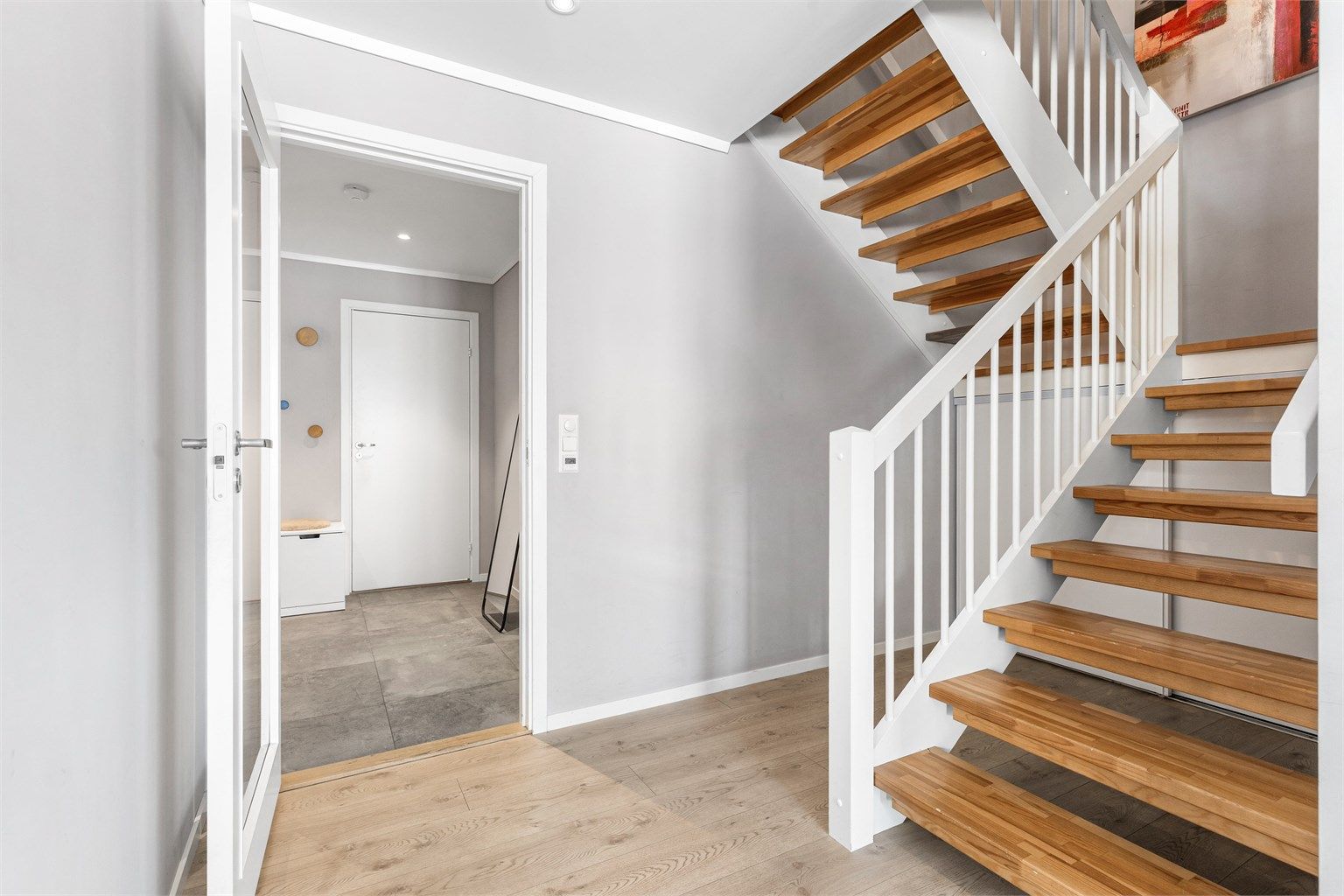 Trapp mellom stue og entré som tar deg til loftsetasjen.