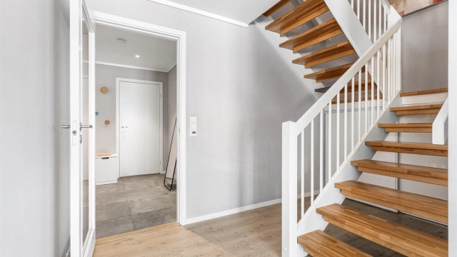Trapp mellom stue og entré som tar deg til loftsetasjen.
