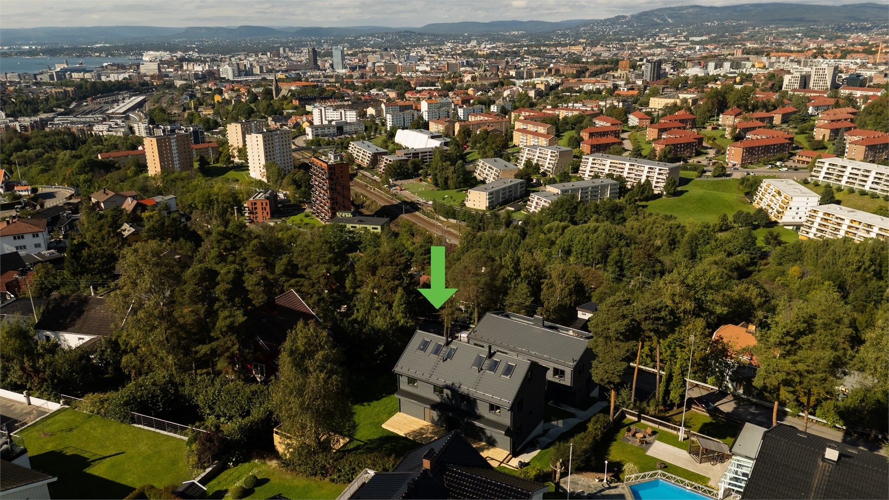 Boligen er opprinnelig oppført i 1952 og gjenoppbygget i 2024/2025 etter TEK17 og dens krav til byggeteknikk, isolasjon og innemiljø 