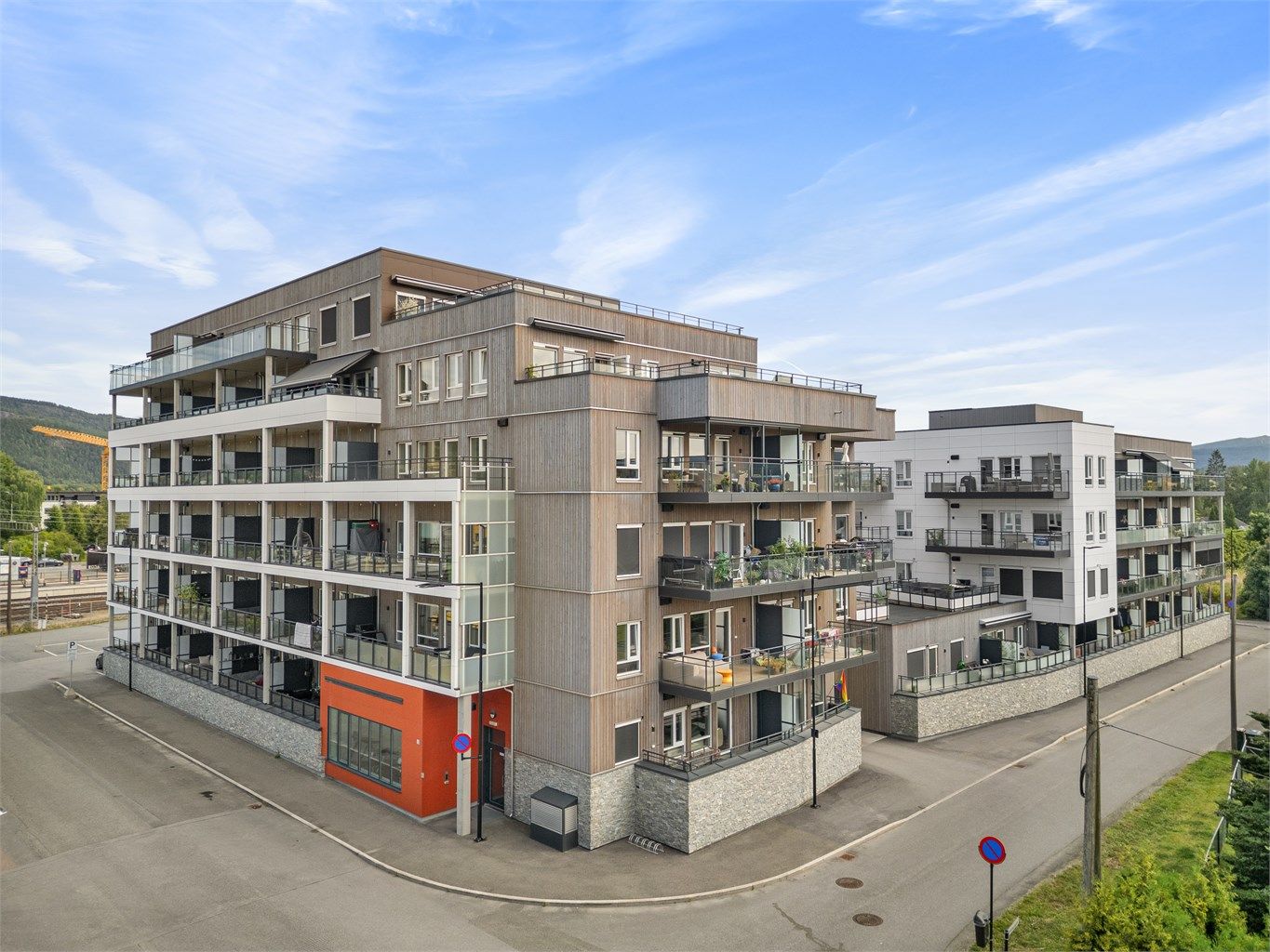 Enkel adkomst til leiligheten som er ligger i byggets 4. etasje via heis fra garasjeplan. En plass i garasje medfølger.
Foto: Emotional Landscape Production Ole Thoresen