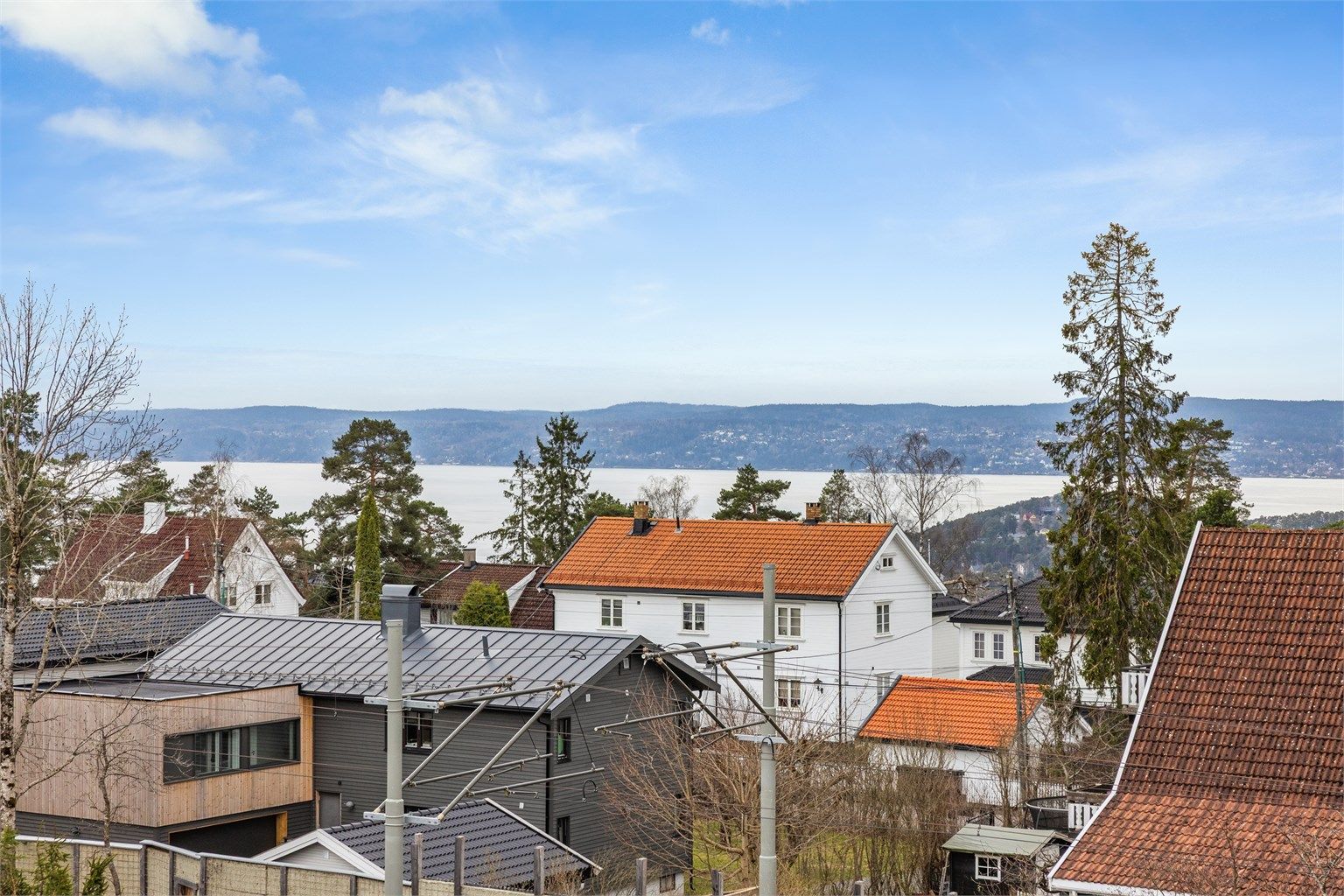 Fra den vestvendte balkongen og flere av rommene er det flott utsikt mot sjøen. Beliggenheten kombinerer nærhet til marka med kort vei til skoler og Sørli trikkestopp.