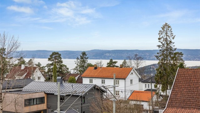 Fra den vestvendte balkongen og flere av rommene er det flott utsikt mot sjøen. Beliggenheten kombinerer nærhet til marka med kort vei til skoler og Sørli trikkestopp.